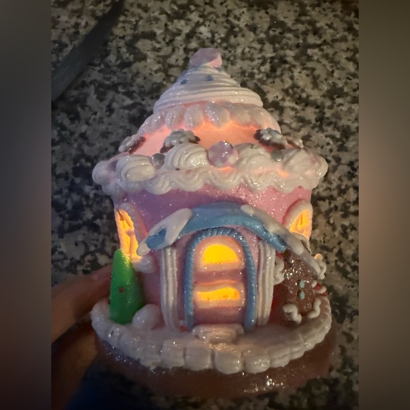 Set of (3) Valerie Parr 6” Illuminated Pastel Gingerbread Cupcakes houses - Picture 17 of 17